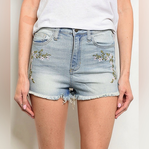 NWT! Light Washed w/Embroidery flowers Denium Jean Shorts - Picture 1 of 6